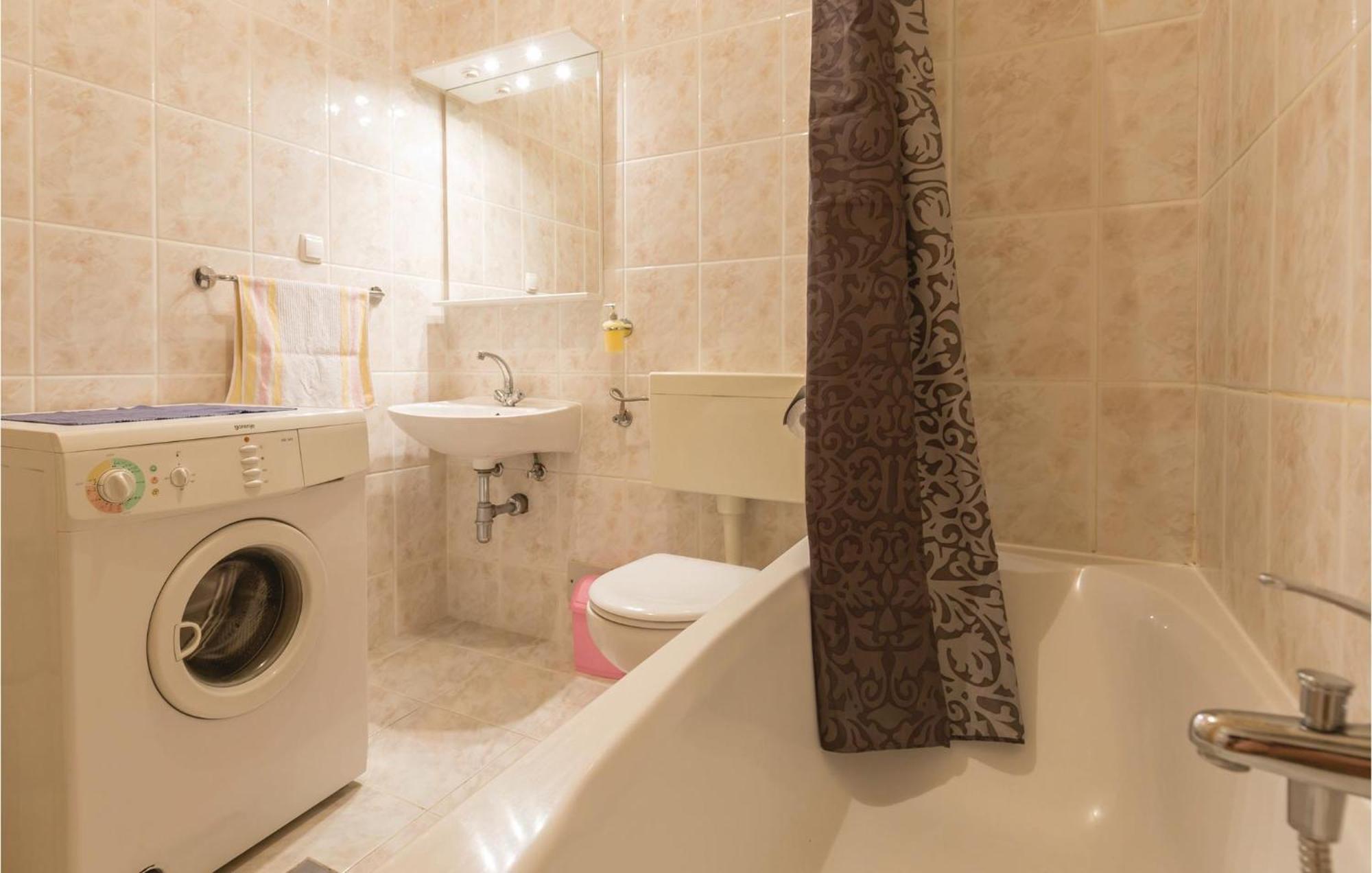 Stunning Apartment In Makarska With Kitchen מראה חיצוני תמונה