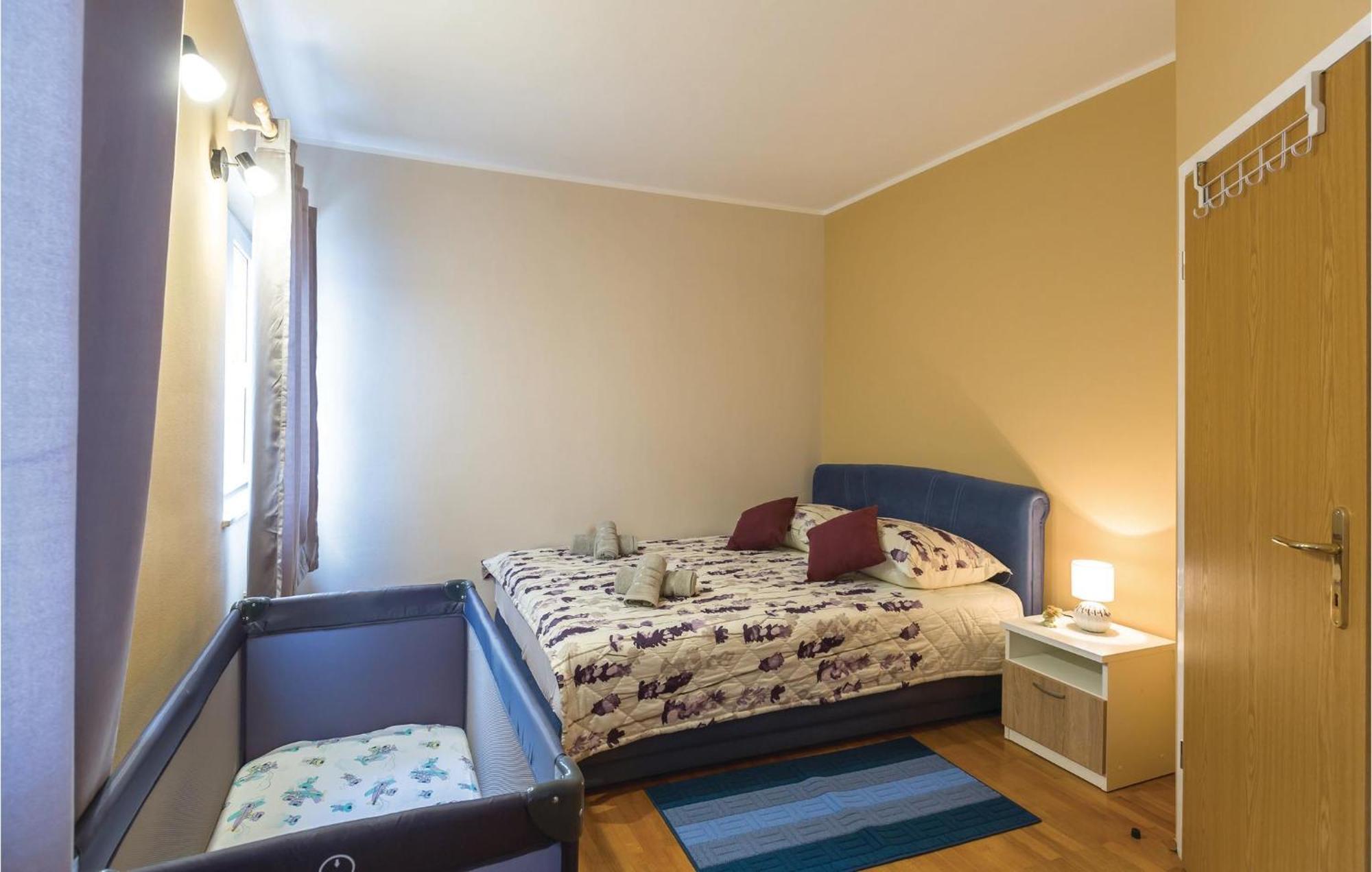 Stunning Apartment In Makarska With Kitchen מראה חיצוני תמונה