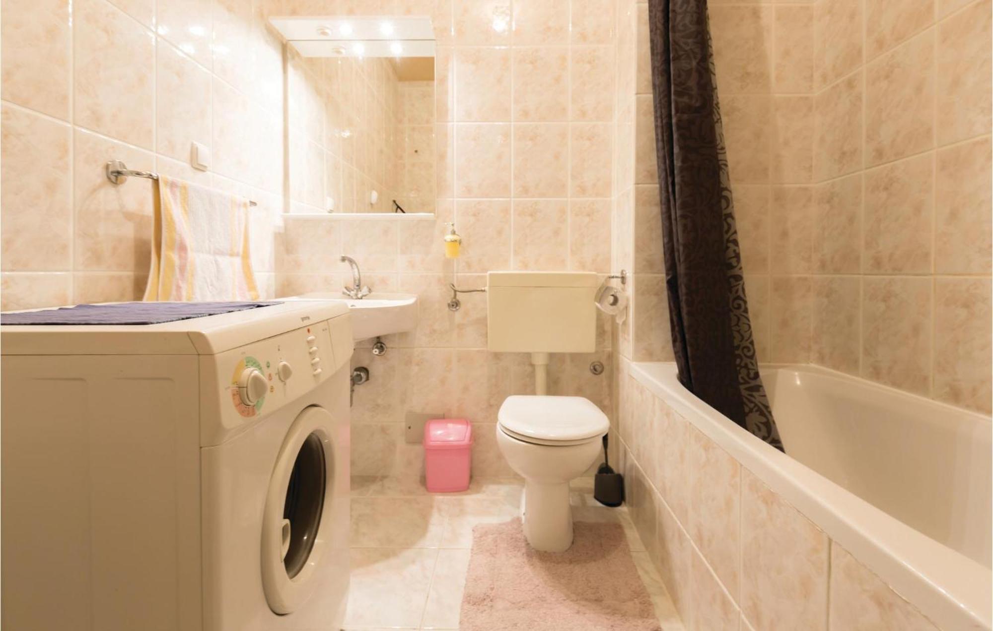 Stunning Apartment In Makarska With Kitchen מראה חיצוני תמונה