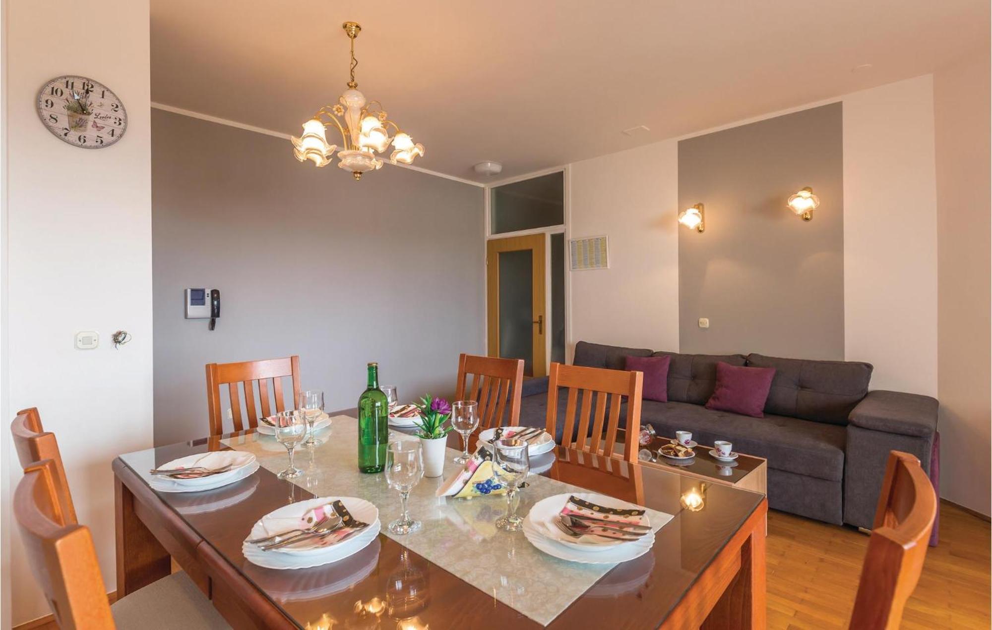 Stunning Apartment In Makarska With Kitchen מראה חיצוני תמונה