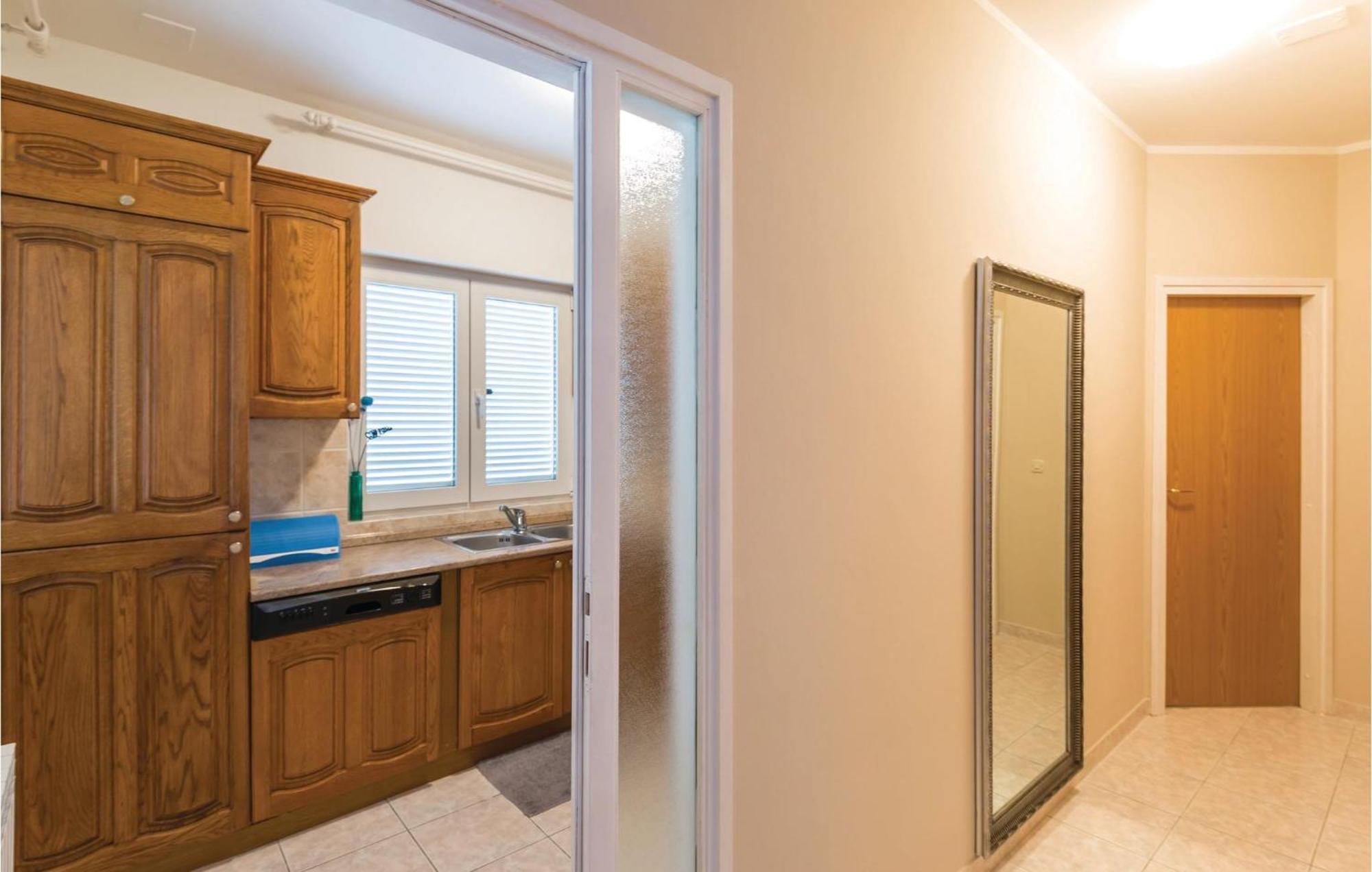 Stunning Apartment In Makarska With Kitchen מראה חיצוני תמונה
