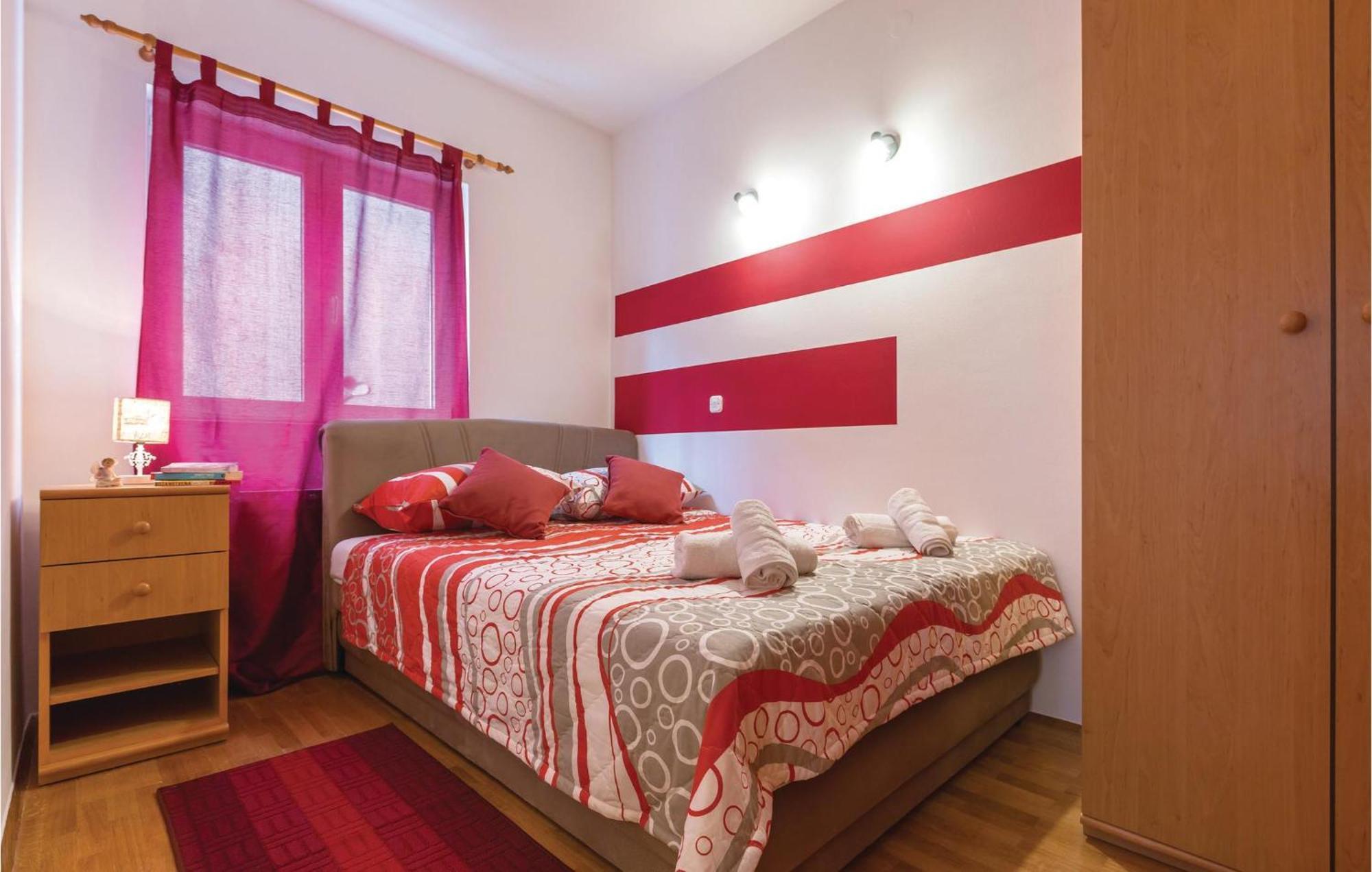 Stunning Apartment In Makarska With Kitchen מראה חיצוני תמונה