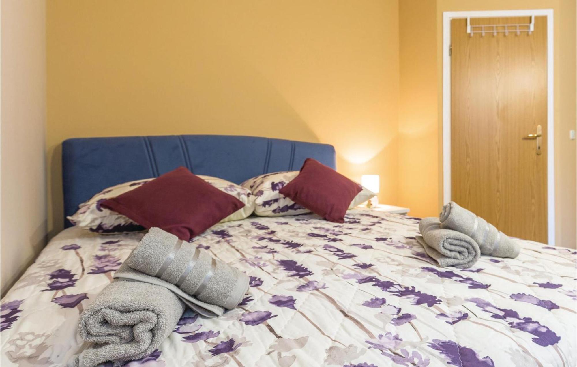 Stunning Apartment In Makarska With Kitchen מראה חיצוני תמונה
