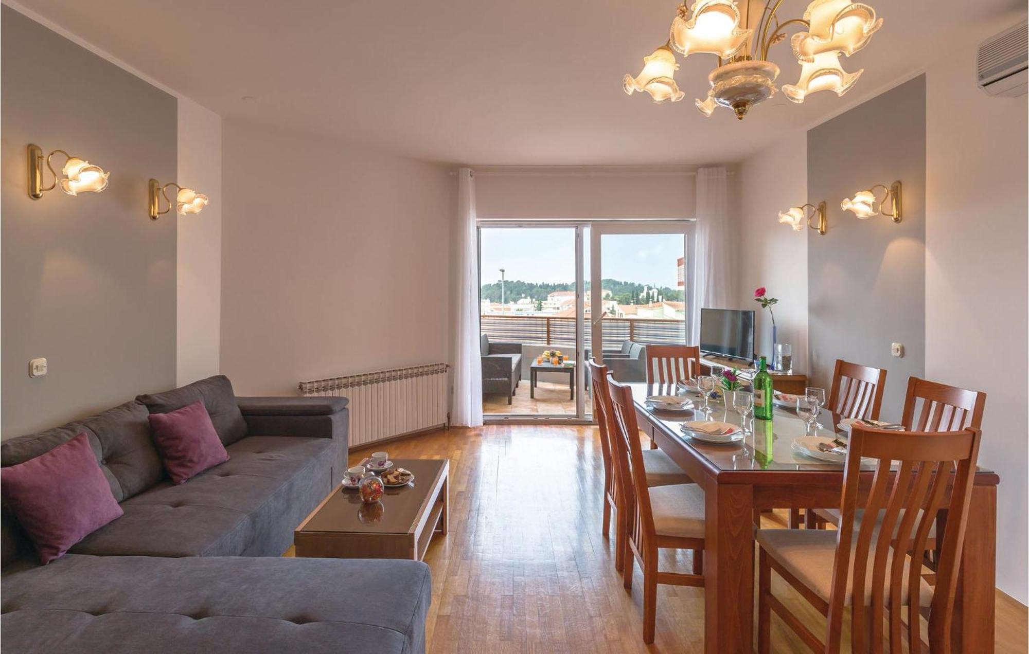 Stunning Apartment In Makarska With Kitchen מראה חיצוני תמונה