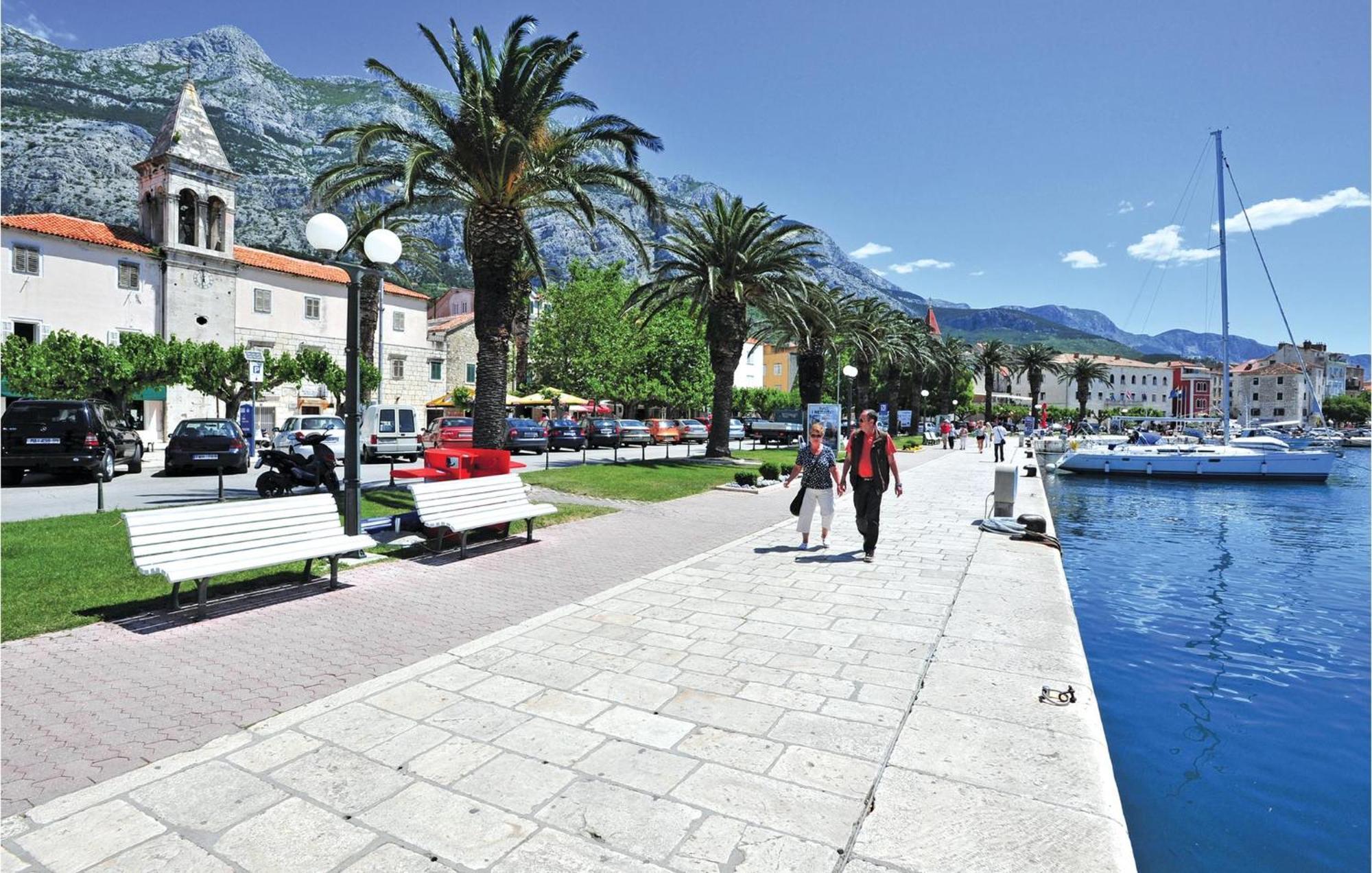 Stunning Apartment In Makarska With Kitchen מראה חיצוני תמונה