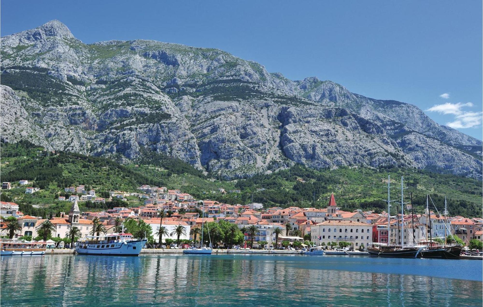 Stunning Apartment In Makarska With Kitchen מראה חיצוני תמונה