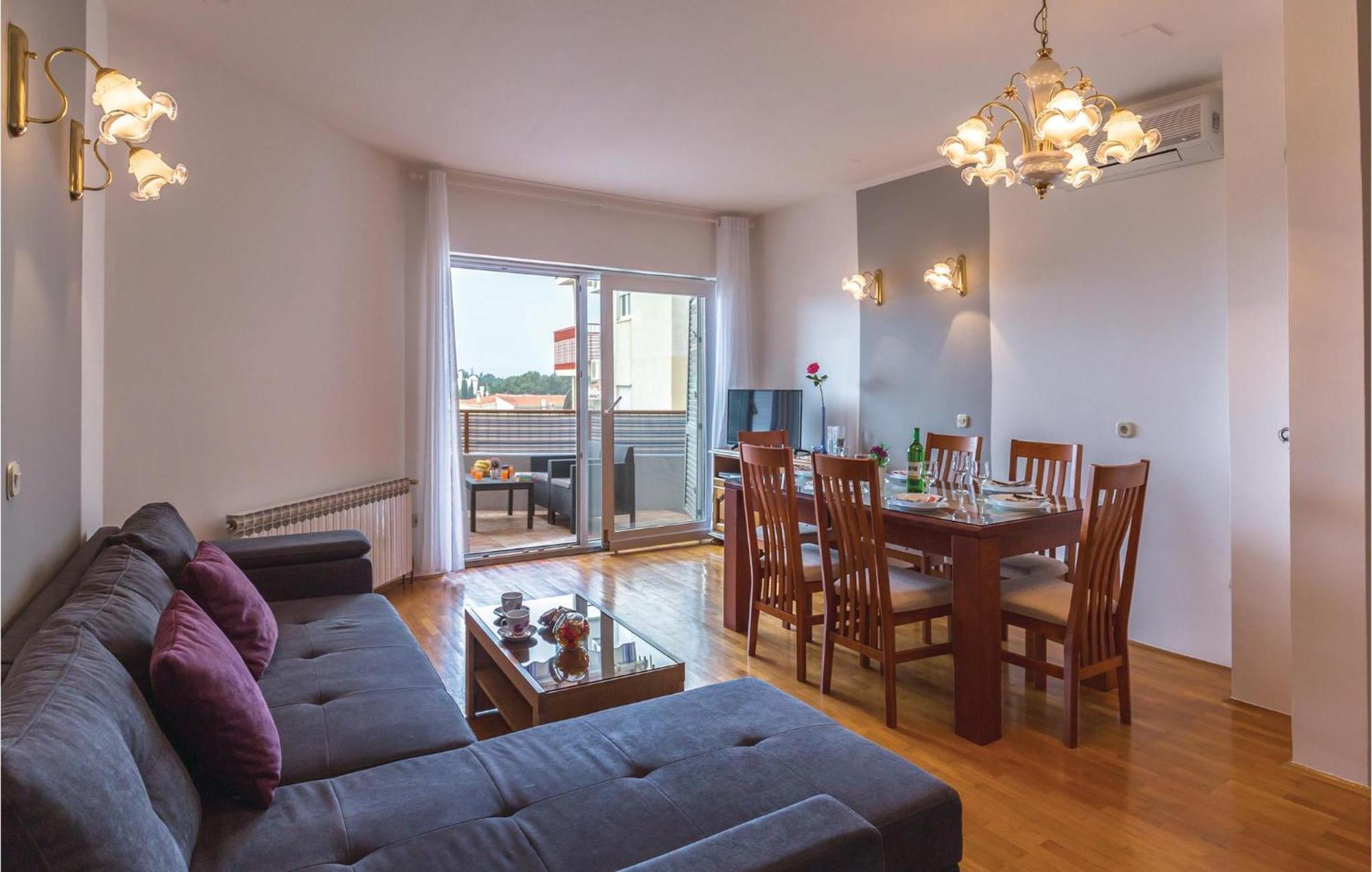 Stunning Apartment In Makarska With Kitchen מראה חיצוני תמונה