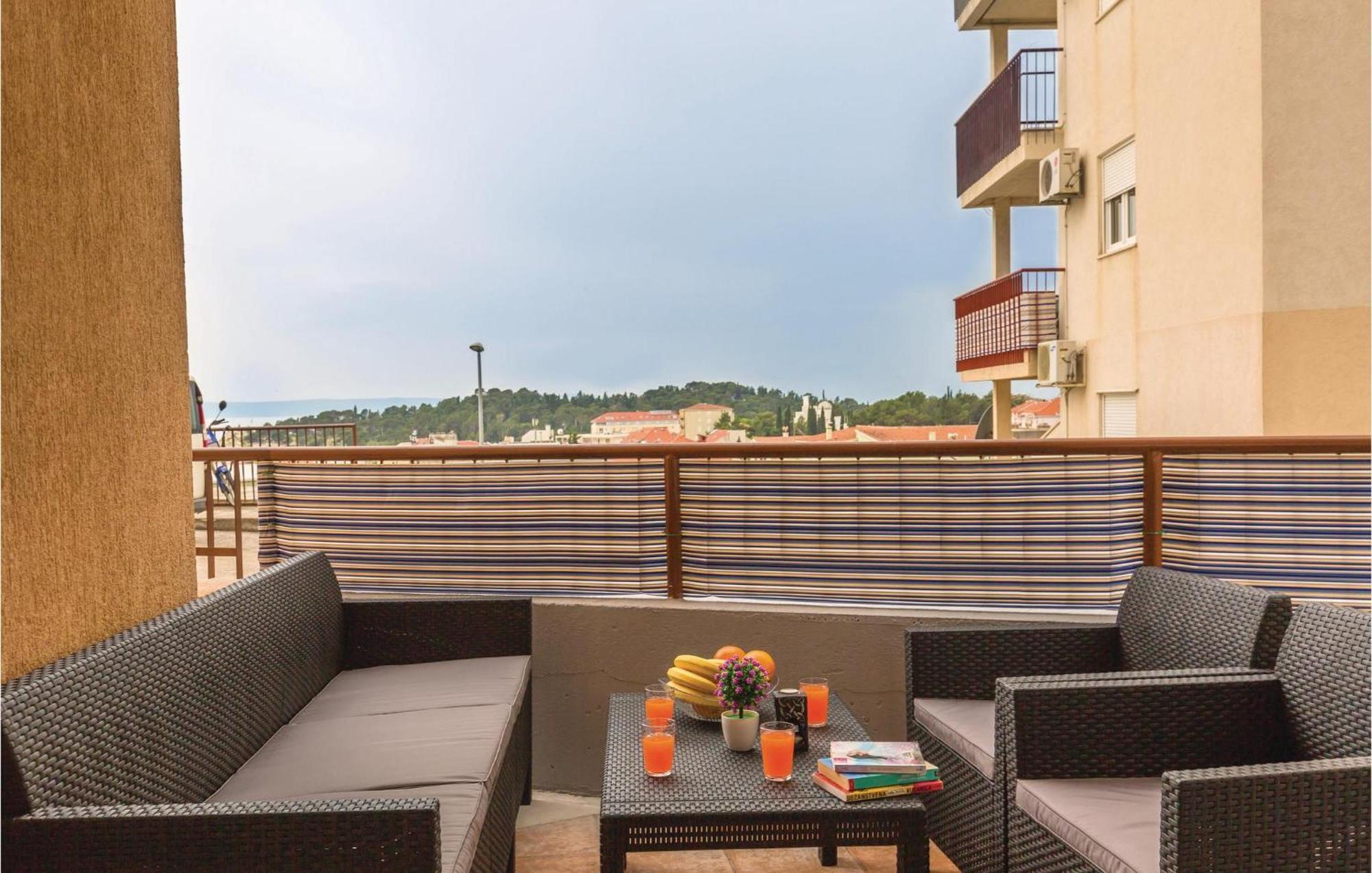 Stunning Apartment In Makarska With Kitchen מראה חיצוני תמונה